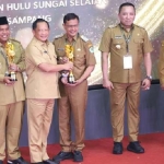 Pj Bupati Pamekasan, Masrukin saat menerima penghargaan dari Mendagri. 