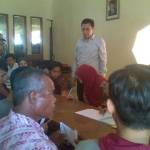 Humas PT BMS, Bambang Adi Pranoto, ketika memantau pemberian kompensasi kepada nelayan di Bungah, Gresik. foto: syuhud/Bangsa Online.