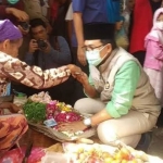 Bupati Pamekasan, Baddrut Tamam, saat blusukan ke pasar-pasar tradisional untuk memastikan harga dan stok bahan pokok jelang lebaran tahun ini.