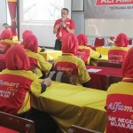 Supryadi saat memberikan materi kepada para siswa SMKN 2 Nganjuk. foto: BAMBANG/ BANGSAONLINE