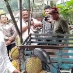 Tampak, Wabup Gus Barra sedang memborong dagangan penjual buah durian.