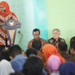 Gubernur Jatim, Khofifah Indar Parawansa saat menyampaikan pidato di depan para karyaan PT Maspion saat mendampingi kunjungan kerja Menteri Koordinator Bidang Politik, Hukum dan Keamanan RI, Machfud MD ke PT Maspion I, Gedangan, Kab. Sidoarjo, Sabtu(1/02). foto: istimewa /bangsaonline.com