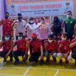 Ketua KONI Gresik dr. Anis Ambiyo Putri bersama para atlet sepak takraw usai peresmian lapangan sepak takraw di Desa Gelam, Tambak, Bawean. foto: SYUHUD/ BANGSAONLINE