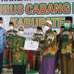 Bupati Jombang, Mundjidah Wahab, saat menyerahkan hibah Rp1 miliar untuk pembangunan kantor. Foto: Ist