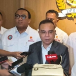 Presiden KSPSI Andi Gani Nena Wea (dua dari kiri) bersama Wakil Ketua DPR RI Sufmi Dasco Ahmad (tengah). Foto: Berita Nasional