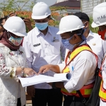 Ciptakan destinasi wisata, Ning Ita tinjau pembangunan Pemandian Sekarsari. (foto: ist).