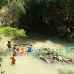 Evakuasi mayat tanpa identitas di sungai Betek, Mojoagung. foto: RONY S/ BANGSAONLINE