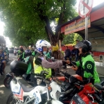 Petugas Satlantas Sidoarjo merazia ojol yang mangkal di area larangan parkir.