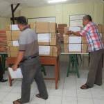 Personel Polri mengamankan soal-soal unas SMA di Aula Wahtu, Mapolres Pacitan. foto: BANGSAONLINE