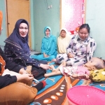 Lita Machfud Arifin datang membesuk Aisyah dengan didampingi beberapa pengurus DPD dan milenial Partai NasDem Kabupaten Sidoarjo