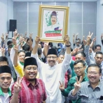 Dengan mengangkat karikatur bergambar dirinya,  Gus Ipul berfoto bersama Bambang DH (Ketua Bidang Pemenengan Pemilu DPP PDI Perjuangan), Anwar Sadad (Sekretaris DPD Gerindra Jatim), serta Fauzan Fuadi (Wakil Sekretaris DPW PKB Jatim).