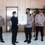 Sejumlah personel dari Polresta Sidoarjo saat menerima  Presisi Award 2021 dari Direktur Eksekutif Lemkapi.