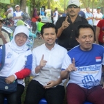Emil Dardak mengikuti jalan sehat restorasi yang diadakan Partai NasDem Kota Surabaya. foto: ist