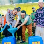 Bupati Pamekasan, Baddrut Tamam, saat menyalurkan bantuan air bersih di Desa Jarin, Kecamatan Pademawu.