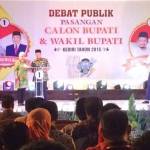 Kedua pasangan calon Bupati dan wakil Bupati Kediri saat mengikuti debat publik di gedung Bhagawanta Bhari, Selasa (27/10) malam. foto: arif kurniawan/BANGSAONLINE