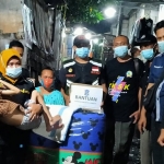 Petugas saat asesmen di rumah klien pada Selasa (23/2/2021) malam. (foto: ist)