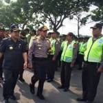 Kapolres Kediri AKBP Ahmad Yusef Gunawan bersama penjabat Bupati Kediri Idrus saat meninjau kesiapan pasukan dan kendaraan operasional. foto: arif kurniawan/ BANGSAONLINE