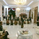 Bupati Ponorogo ke-26, Kanjeng Raden Ario Ipong Muchlissoni memimpin prosesi Bedol Pusaka di Pringgitan, Pendopo Agung. ft: Didi Rosadi/BANGSAONLINE