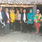 Ketua Tim Penilai Provinsi beserta Kades Tugurejo saat meninjau rumah budaya.