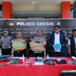 Kapolres Gresik AKBP Ramadhan Nasution menunjukkan barang bukti ayam jago yang digunakan para pelaku untuk judi sabung ayam. foto: ist.