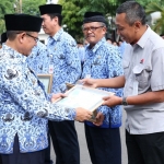 Wakil Bupati Tuban Noor Nahar Hussein  saat menyerahkan penghargaan di halaman Pemkab Tuban, Jumat (19/1).