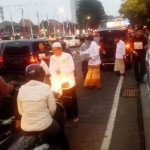 Tim relwan Khofifah-Emil saat membagikan takjil Berkah di depan Gahadi Surabaya.