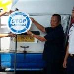 Penempelan stiker “STOP NARKOBA” di bagian belakang bus yang terparkir di terminal Arya Wiraraja. foto: rahmatullah/ BANGSAONLINE