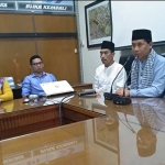 Direktur Utama PDAM Kota Malang M. Nor Muklas didampingi dua direkturnya saat buka puasa bareng dengan awak media di Kantor PDAM Kota Malang, Minggu (19/05). foto: IWAN IRAWAN/ BANGSAONLINE