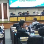 Para wakil rakyat saat mengikuti sidang paripurna.