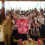 Bupati Kediri, Hanindhito Himawan Pramana, didampingi Ketua TP PKK Kabupaten Kediri, Eriani Annisa Hanindhito, bersama jajaran dan para penyandang disabilitas. Foto: Ist