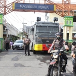 Jajaran Satsabhara Polresta Sidoarjo saat melakukan penyemprotan disinfektan di permukiman padat penduduk.