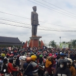 Kerumunan di depan Kantor Pemkab Blitar saat peternak ayam petelur menggelar demo serta bagi-bagi telur dan ayam secara gratis.