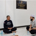 Dahlan Iskan saat mewawancarai Wali, mahasiswa suku Pustun Afghanistan di Masjid Kampus KH Abdul Chalim  Pondok Pesantren Amanatul Ummah Pacet Mojokerto, Jawa Timur. Foto: disway