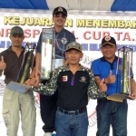 Para juara saat penyerahan trofi