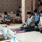 Ketua Umum PBNU, KH Said Aqil Siraj didampingi Sekjen PBNU Helmy Faishal Zaini saat berdoa di makam Pendiri Ponpes Lirboyo. foto: MUJI HARJITA/ BANGSAONLINE