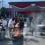 Petugas saat memusnahkan barang bukti di halaman Kantor Kejari Kabupaten Kediri. Foto: Ist