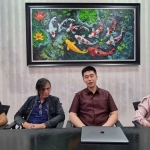 Ketua Kolega Indonesia, Billy Handiwiyanto, saat memberi keterangan kepada wartawan didampingi Ketua FAMI Jatim, Yosie (kanan), Nur Umi Pungky, dan Hendrix Sanada.
