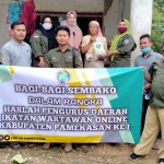 IWO saat memberikan bantuan kepada lansia di Kabupaten Pamekasan.