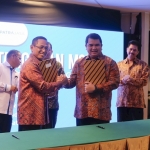 Direktur Utama Semen Indonesia Hendi Prio Santoso (kanan) berjabat tangan dengan Direktur Human Capital Management PLN Muhamad Ali. Foto: Syuhud/BANGSAONLINE