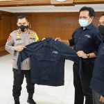 Ketua AMSI Jatim Arif Rahman menyerahkan kenang-kenangan berupa baju AMSI kepada Kapolda Jatim Irjen Pol Mohammad Fadil Imran.