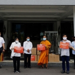 Wali Kota Risma usai menerima bantuan ribuan alat pelindung diri (APD) dari Keluarga Buddhayana Indonesia (KBI) Jawa Timur, Selasa (28/4). foto: ist.