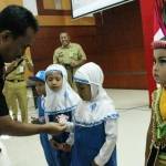 Wali Kota Blitar Samanhudi Anwar, memberikan KIA kepada 20 anak secara simbolis.