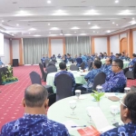 Bupati Gresik Sambari HR saat memimpin sosialisasi Peraturan Menteri Dalam Negeri (Mendagri) Nomor 33 tahun 2017 tentang Pedoman Penyusunan APBD tahun 2018. foto: syuhud/ bangsaonline