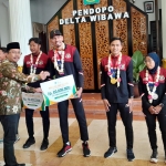 APRESIASI: Bupati Muhdlor menyerahkan reward ke atlet peraih medali SEA Games 2023, di Pendopo Delta Wibawa, Sabtu (3/6/2023). foto: MUSTAIN/ BANGSAONLINE