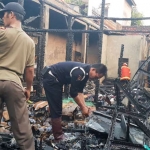 Puing-puing rumah usai terbakar. foto: SYUHUD/ BANGSAONLINE