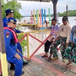 Petugas dari Satpolairud Polresta Sidoarjo saat patroli di kawasan pesisir.