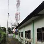 Tower di Jl. Arumba belakang kantor Kelurahan Tunggulwulung yang juga disewakan Rendi. foto: iwan irawan/ BANGSAONLINE