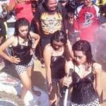 Empat cewek  berpakaian minim yang memperagakan tarian erotis usai latihan bersama penggemar motocross. 