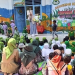 Ikatan Guru Raudhatul Athfal Kecamatan Rengel, Tuban, saat menggelar dongeng keliling di RA Al Birru, Desa Punggulrejo.