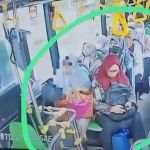 Tangkapan layar CCTV bus saat pelaku mencoba mencuri tas penumpang lain